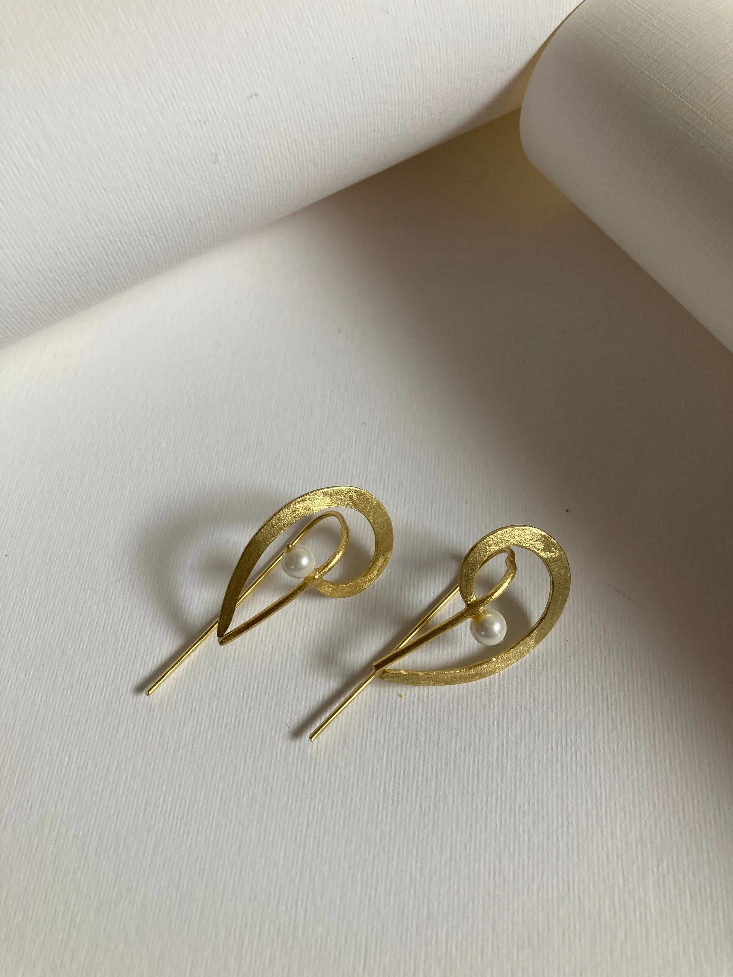 ADLINE CASTELINO X CURVED INTO PEARL EARRING